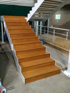 Лестница на косоурах: открытая конструкция, лучшие проекты
